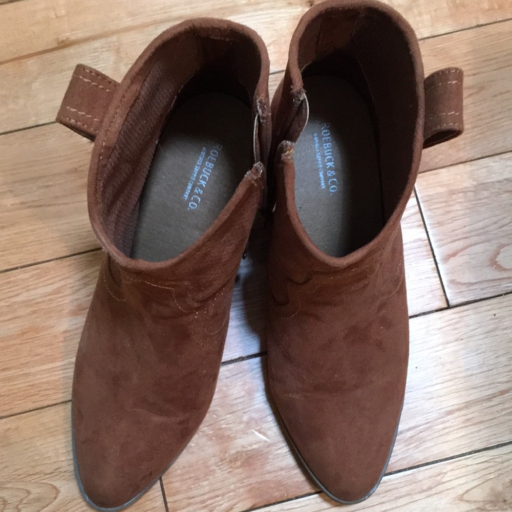 Beautiful suede zipper side boots
